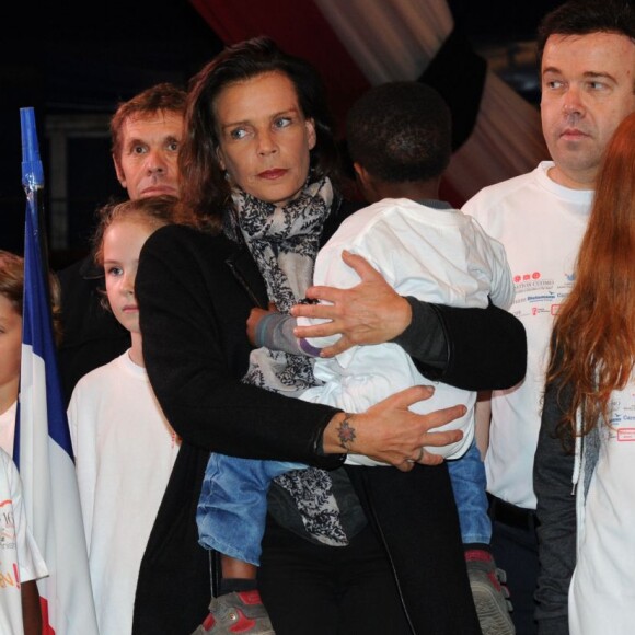 La princesse Stéphanie de Monaco participe au départ de la 16ème "No Finish Line" à Monaco le 14 novembre 2015. Cette édition est placée sous le signe de la solidarité envers la France après les attentats de vendredi soir à Paris, une minute de silence a été observée juste avant le départ, toutes les festivités musicales et autres ont été supprimées.