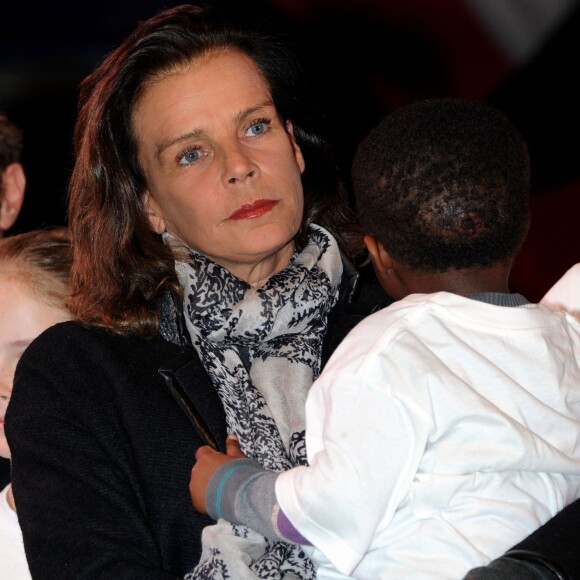 La princesse Stéphanie de Monaco participe au départ de la 16ème "No Finish Line" à Monaco le 14 novembre 2015. Cette édition est placée sous le signe de la solidarité envers la France après les attentats de vendredi soir à Paris, une minute de silence a été observée juste avant le départ, toutes les festivités musicales et autres ont été supprimées.