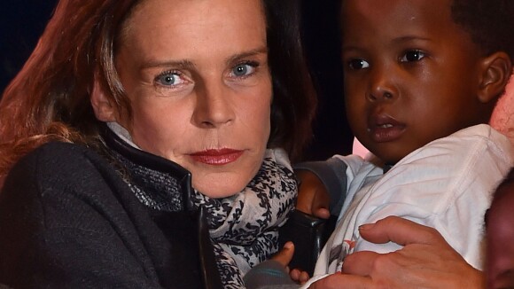 Stéphanie de Monaco, touchée par un petit garçon, fait un geste pour la France