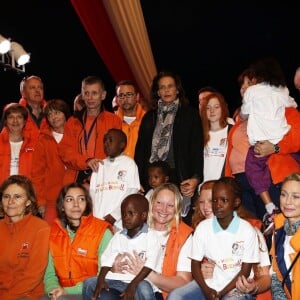 La princesse Stéphanie de Monaco participe au départ de la 16eme "No Finish Line" à Monaco le 14 novembre 2015. Cette édition est placée sous le signe de la solidarité envers la France après les attentats de vendredi soir à Paris, une minute de silence a été observé juste avant le départ, toutes les festivités musicales et autres ont été supprimées. Avec plus de 10000 participants, la No Finish Line est un événement caritatif au profit des enfants. Un circuit installé, cette année, autour du Chapiteau de Fontvieille, accueille pendant 8 jours, coureurs mais aussi marcheurs, seuls ou en équipes, de tout âge afin de récolter de l'argent... 1 km parcouru équivaut à 1 Euro reversé aux organisateurs grâce à la générosité des sponsors et des droits d'inscription. Chaque année, les sommes récoltées sont reversées à des associations monégasques afin de soutenir des projets en faveur d'enfants défavorisés ou malades. © J.C Vinaj / Bestimage  Princess Stephanie of Monaco attends the 'No Finish Line Race' charity event at the "Chapiteau Fonvielle" in Monaco, on November 14, 2015. Admission fees, donors and sponsors will help to collect funds to support the project, 1 Kilometers running = 1 Euros. The organizers will give a part of benefit to differents associations like 'Fight Aids Monaco', Princess Stephanie's association. During 8 days people have run days and nights to collect money.14/11/2015 - 