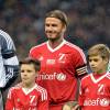 David Beckham avec ses enfants Romeo, Cruz et Harper à Old Trafford, à Manchester, le 14 novembre 2015.