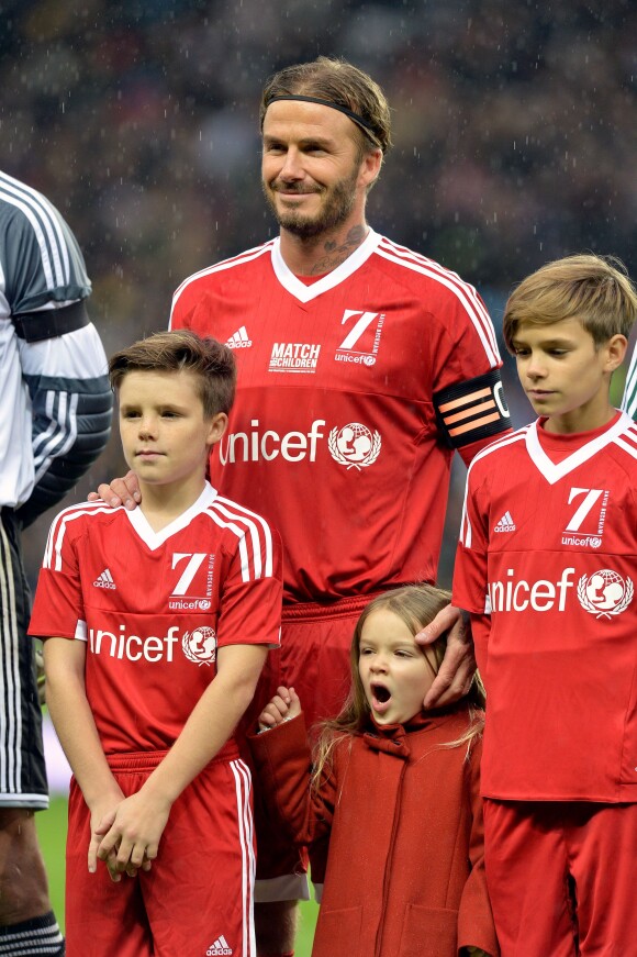 David Beckham avec ses enfants Romeo, Cruz et Harper à Old Trafford, à Manchester, le 14 novembre 2015.