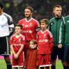 L'ex-footballeur David Beckham avec Romeo, Cruz et Harper à Old Trafford, à Manchester, le 14 novembre 2015.