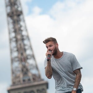 Matt Pokora - People à la journée mondiale des oubliés des vacances de l'association du Secours populaire au Champ-de-Mars à Paris, le 19 août 2015. A l'occasion de cette 36e journée des oubliés des vacances (JOV) et pour son 70e anniversaire, le Secours populaire a organisé un grand rassemblement au pied de la tour Eiffel à Paris.