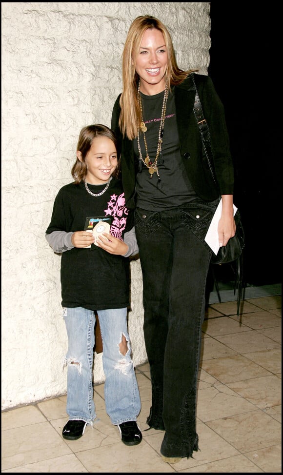 Krista Allen et son fils Jacob à la premièe mondiale pour la sortie du DVD Stewie Griffin : The Untold,à Westwood, le 27 septembre 2005
