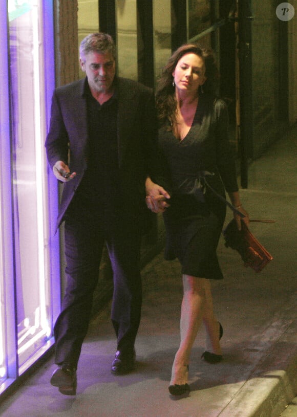 George Clooney et Krista Allen main dans la main dans les rues de Los Angeles, le 4 mars 2006