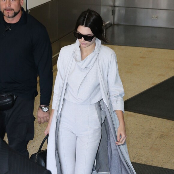 Kendall Jenner arrive à l'aéroport de Sydney, le 17 novembre 2015.