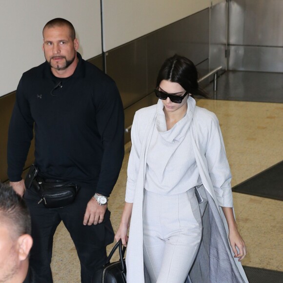 Kendall Jenner arrive à l'aéroport de Sydney, le 17 novembre 2015.