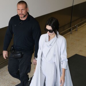 Kendall Jenner arrive à l'aéroport de Sydney, le 17 novembre 2015.
