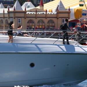 Kendall et Kylie Jenner en bateau au port de Sydney. Le 17 novembre 2015.