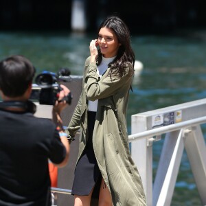 Kendall Jenner monte à bord d'un yacht au port de Sydney. Le 17 novembre 2015.