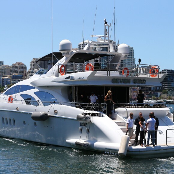 Kendall et Kylie Jenner en bateau au port de Sydney. Le 17 novembre 2015.