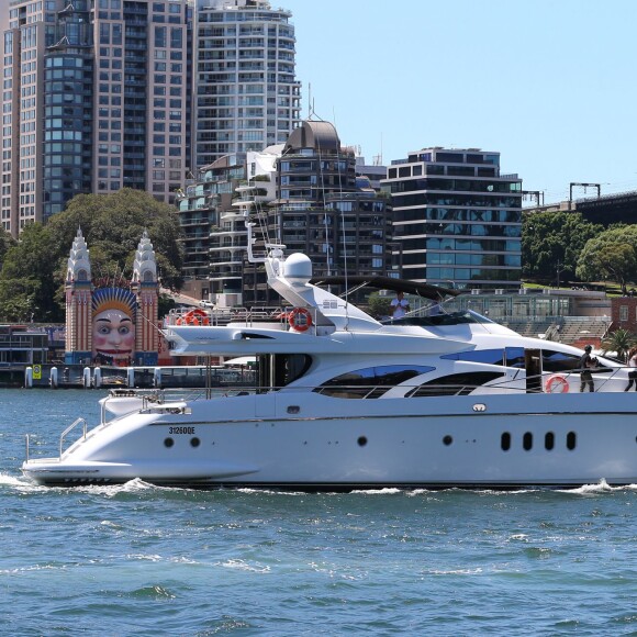 Kendall et Kylie Jenner en bateau au port de Sydney. Le 17 novembre 2015.