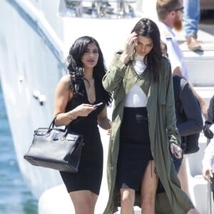 Les soeurs Kendall et Kylie Jenner descendent d'un bateau à Sydney, le 17 novembre 2015.