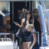 Les soeurs Kendall et Kylie Jenner descendent d'un bateau à Sydney, le 17 novembre 2015.