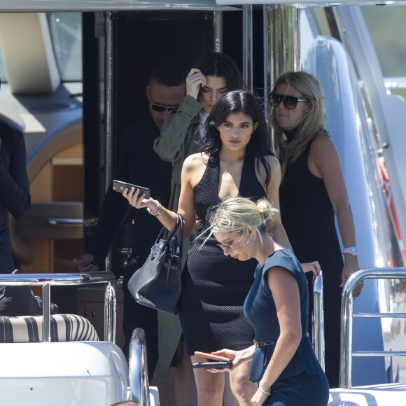 Les soeurs Kendall et Kylie Jenner descendent d'un bateau à Sydney, le 17 novembre 2015.