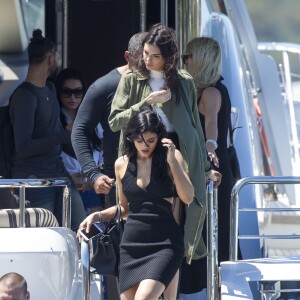 Les soeurs Kendall et Kylie Jenner descendent d'un bateau à Sydney, le 17 novembre 2015.