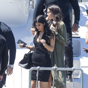 Les soeurs Kendall et Kylie Jenner à Sydney, le 17 novembre 2015.