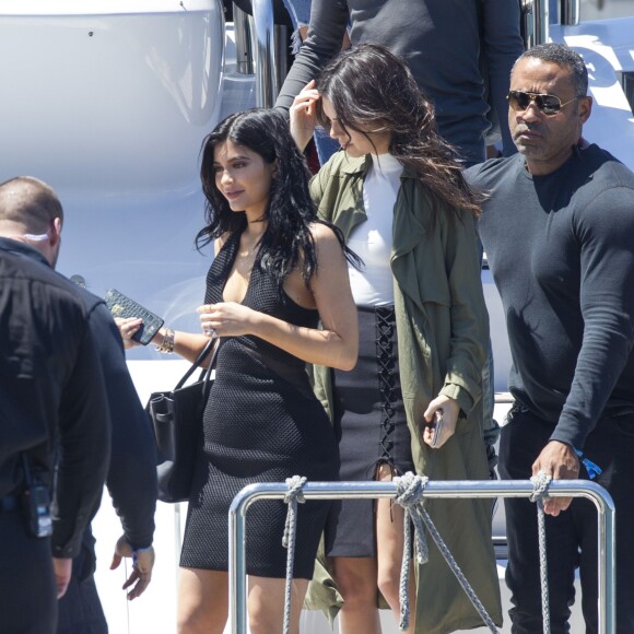 Les soeurs Kendall et Kylie Jenner descendent d'un bateau à Sydney, le 17 novembre 2015.