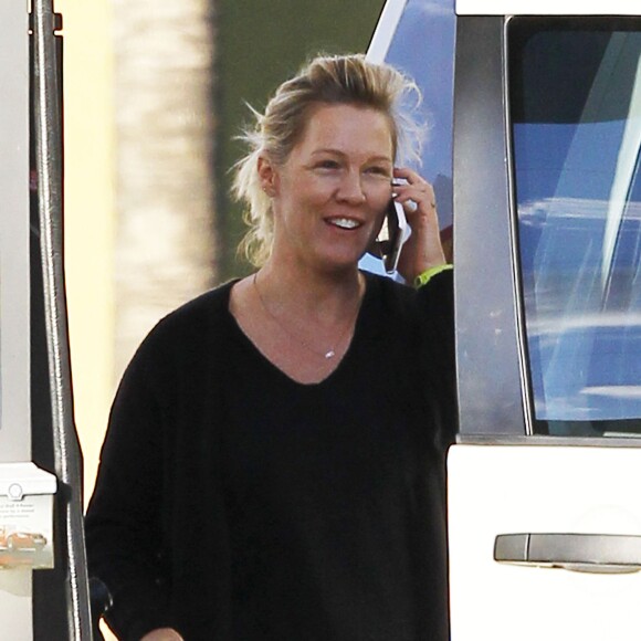 Exclusif - Jennie Garth (sans maquillage) prend de l'essence à Studio City, le 6 novembre 2015.