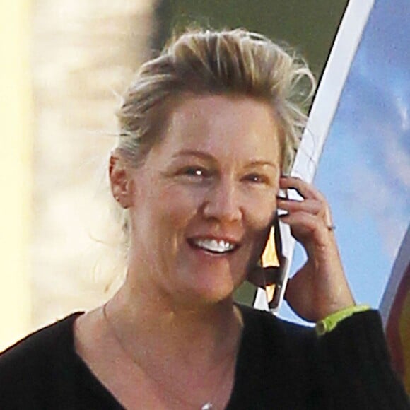 Exclusif - Jennie Garth (sans maquillage) prend de l'essence à Studio City, le 6 novembre 2015.