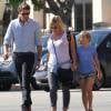 Jennie Garth et son mari Dave Abrams se promènent avec leur fille Fiona Facinelli à Los Angeles, le 7 octobre 2015