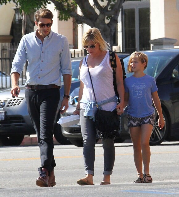 Jennie Garth et son mari Dave Abrams se promènent avec leur fille Fiona Facinelli à Los Angeles, le 7 octobre 2015