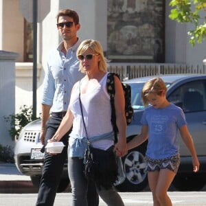 Jennie Garth et son mari Dave Abrams se promènent avec leur fille Fiona Facinelli à Los Angeles, le 7 octobre 2015