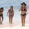 Exclusif - Jennie Garth et son fiancé David Abrams profitent de la plage avec leurs filles Lola et Fiona lors de leurs vacances à Oahu.