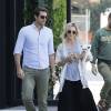 Jennie Garth fait du shopping avec son fiancé David Abrams à Beverly Hills. Elle porte son petit chien dans les bras. Le 29 mai 2015