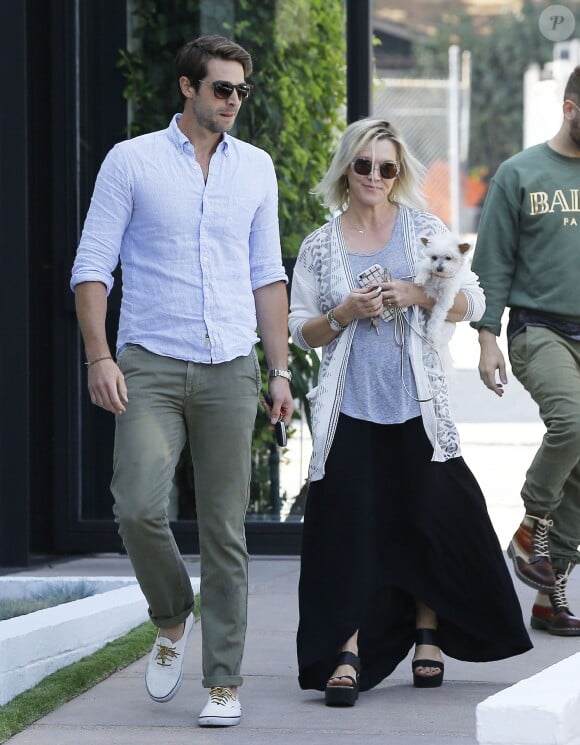 Jennie Garth fait du shopping avec son fiancé David Abrams à Beverly Hills. Elle porte son petit chien dans les bras. Le 29 mai 2015