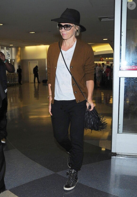 Jennie Garth arrive à l'aéroport de Los Angeles, le 27 octobre 2014.