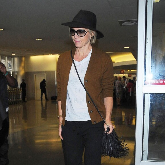 Jennie Garth arrive à l'aéroport de Los Angeles, le 27 octobre 2014.