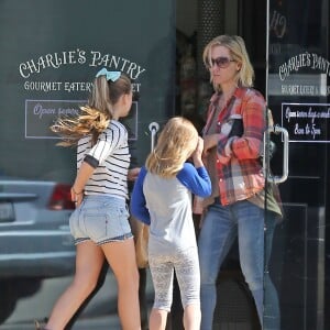 Exclusif - Jennie Garth va déjeuner avec ses filles Lola et Fiona à Studio City, le 31 mars 2014.