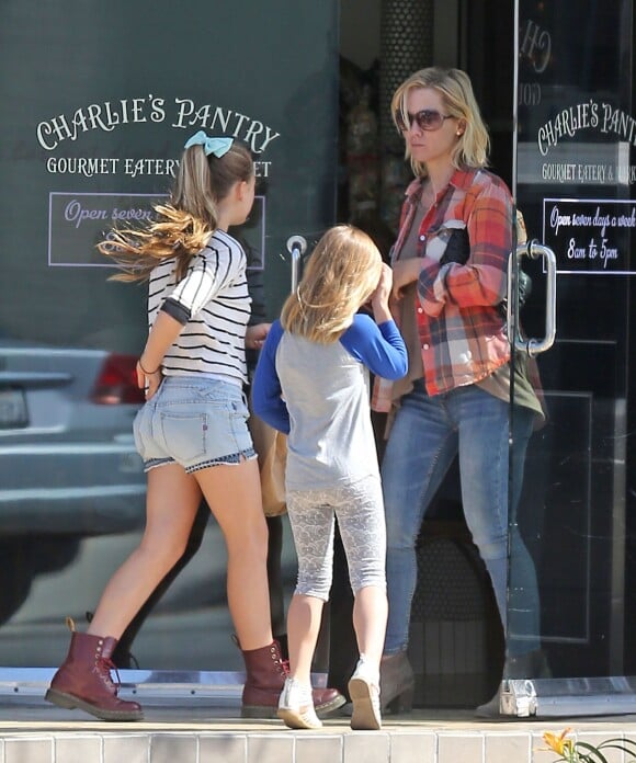 Exclusif - Jennie Garth va déjeuner avec ses filles Lola et Fiona à Studio City, le 31 mars 2014.