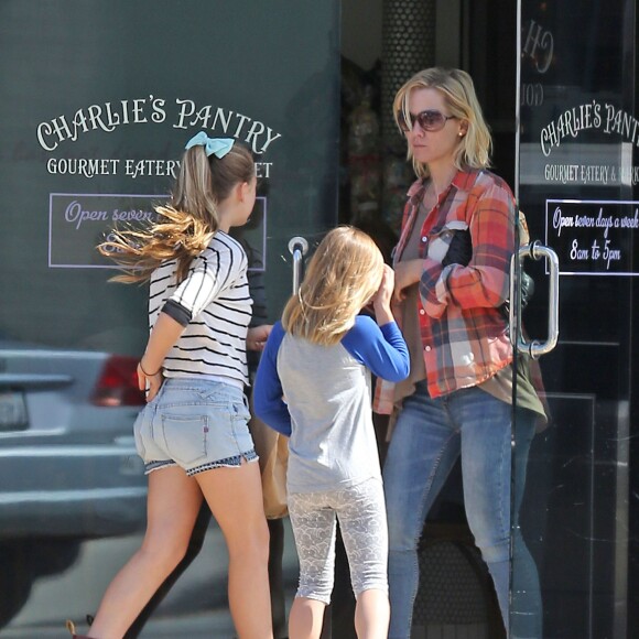 Exclusif - Jennie Garth va déjeuner avec ses filles Lola et Fiona à Studio City, le 31 mars 2014.