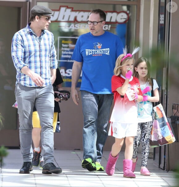 Exclusif - Peter Facinelli se promène avec une de ses filles et des amis dans les rues de Los Angeles, le 11 avril 2015