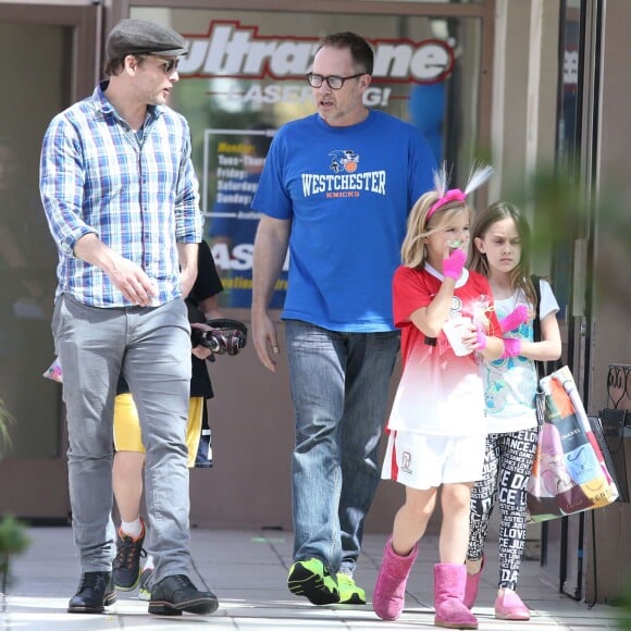 Exclusif - Peter Facinelli se promène avec une de ses filles et des amis dans les rues de Los Angeles, le 11 avril 2015