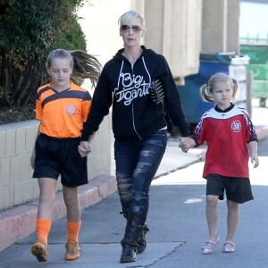 Jennie Garth et Peter Facinelli assistent au match de football de leurs filles Fiona et Lola a Los Angeles, avec leur fille ainee Luca Bella. Peter Facinelli et Jennie Garth se sont separes en mars 2012.