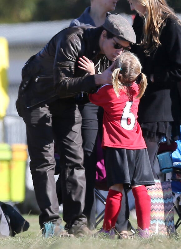 Jennie Garth et Peter Facinelli assistent au match de football de leurs filles Fiona et Lola a Los Angeles, avec leur fille ainee Luca Bella.