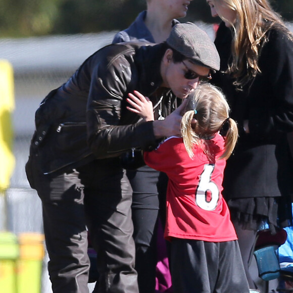 Jennie Garth et Peter Facinelli assistent au match de football de leurs filles Fiona et Lola a Los Angeles, avec leur fille ainee Luca Bella.