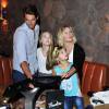 Jennie Garth et son mari David Abrams ainsi que ses filles Lola et Fiona jouent au bowling en famille, le 8 août 2015 à Los Angeles