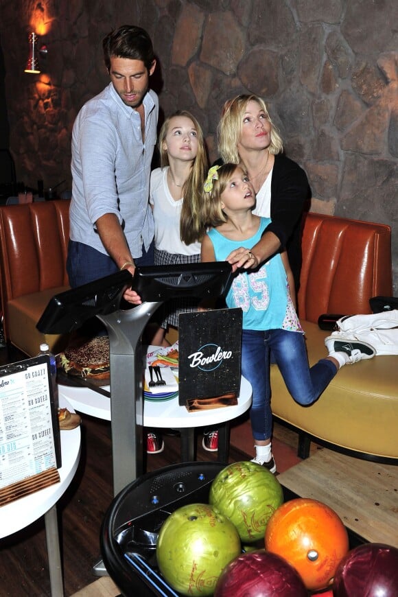 Jennie Garth et son mari David Abrams ainsi que ses filles Lola et Fiona jouent au bowling en famille, le 8 août 2015 à Los Angeles
