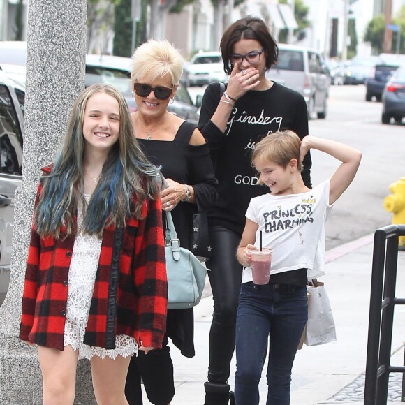 L'actrice Jaimie Alexander fait une après-midi shopping avec les filles de son fiancé Peter Facinelli Lola (Chemise à Carreaux) et Fiona (t-shirt "Princess") à West Hollywood le 13 juin 2015.