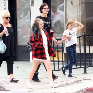 L'actrice Jaimie Alexander fait une après-midi shopping avec les filles de son fiancé Peter Facinelli Lola (Chemise à Carreaux) et Fiona (t-shirt "Princess") à West Hollywood le 13 juin 2015.