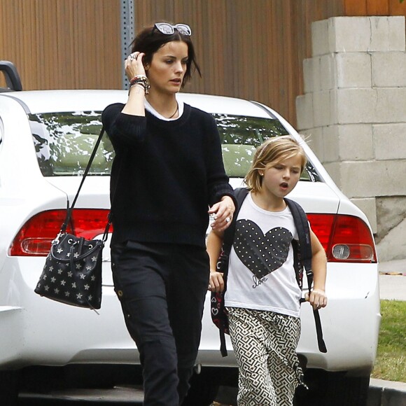 Exclusif - Jaimie Alexander se promène avec les filles de son fiancé Peter Facinelli, Lola et Fiona, à Los Angeles, le 22 mai 2015