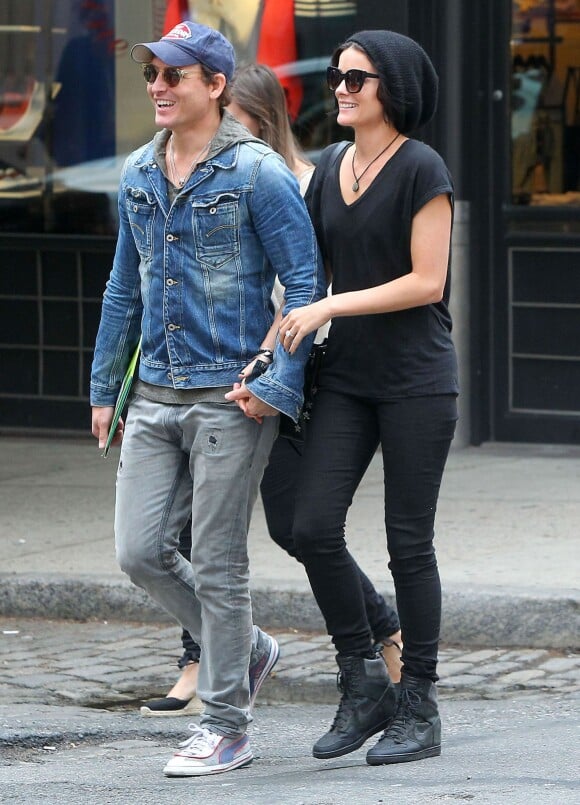 Exclusif - Peter Facinelli et sa fiancée Jaimie Alexander se promènent très amoureux dans les rues de New York, le 16 mai 2015  For germany call for price Exclusive - Newly engaged couple Peter Facinelli and Jaimie Alexander can't hide their love while out and about in New York City, New York on May 16, 2015. The pair were seen kissing while Jaimie showed off her huge engagement ring. While out the couple were doing some apartment hunting before stopping to have lunch at Piccola Cucina. Peter and Jaimie got engaged in March16/05/2015 - New York