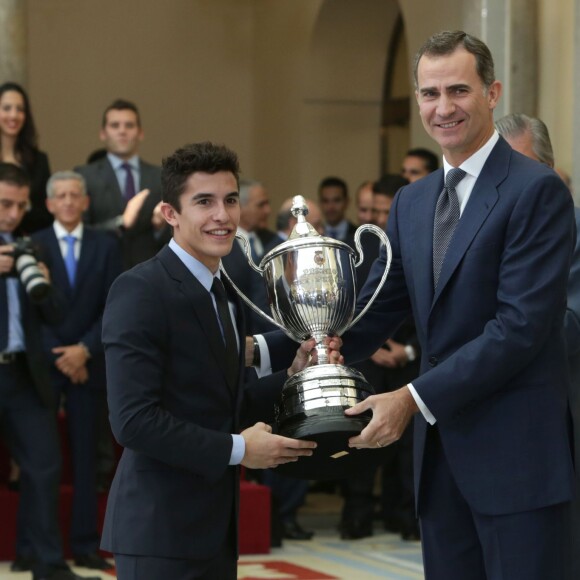 Le roi Felipe VI, le pilote moto Marc Marquez, le roi Juan Carlos Ier. Le roi Felipe et la reine Letizia, avec le roi Juan Carlos Ier et la reine Sofia, remettaient le 17 novembre 2015 au palais royal du Pardo les Prix nationaux du Sport 2014.