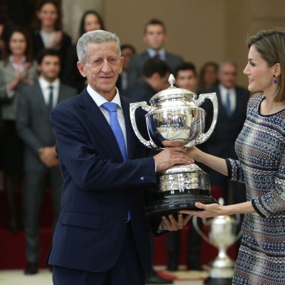 La reine Letizia avec Gonzalo Marin, père de Carolina. Le roi Felipe VI et la reine Letizia, avec le roi Juan Carlos Ier et la reine Sofia, remettaient le 17 novembre 2015 au palais royal du Pardo les Prix nationaux du Sport 2014.