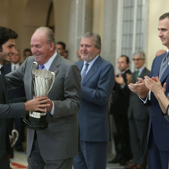 Le roi Juan Carlos Ier, le roi Felipe VI, la reine Letizia, Carlos Sainz Jr. Le roi Felipe VI et la reine Letizia, avec le roi Juan Carlos Ier et la reine Sofia, remettaient le 17 novembre 2015 au palais royal du Pardo les Prix nationaux du Sport 2014.